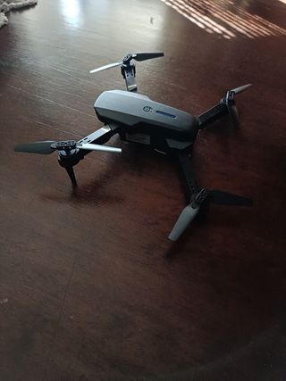Dron plegable negro y gris