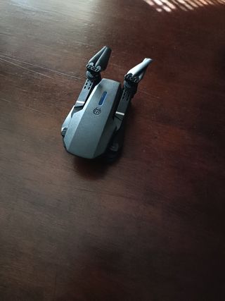 Dron plegable negro y gris