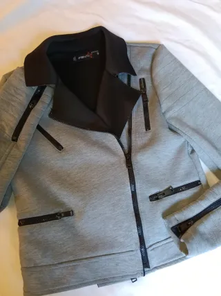 Chaqueta Gris Talla S con Parche Calavera