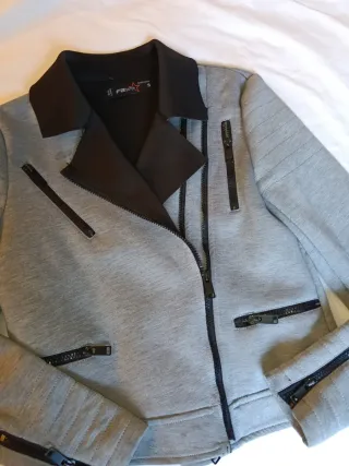 Chaqueta Gris Talla S con Parche Calavera