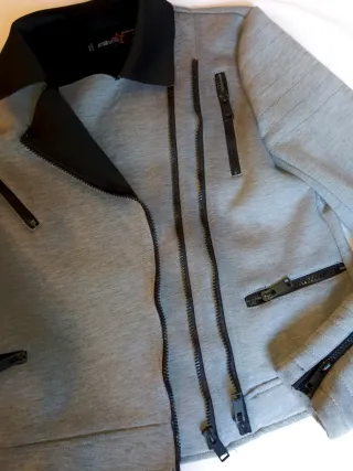 Chaqueta Gris Talla S con Parche Calavera