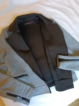 Chaqueta Gris Talla S con Parche Calavera