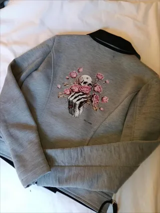 Chaqueta Gris Talla S con Parche Calavera