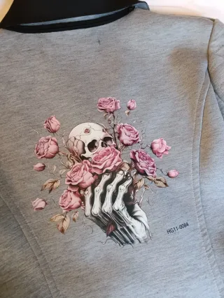 Chaqueta Gris Talla S con Parche Calavera