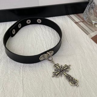 Collar gótico con colgante de cruz