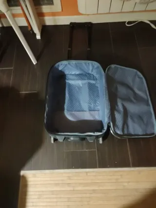 Maleta mediana ORMI negra y plateada