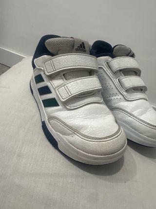 Zapatillas Adidas Blancas y Azules, talla 27