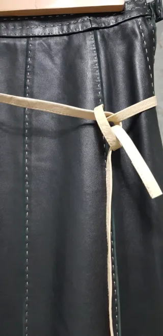 Falda de piel negra con cinturón beige