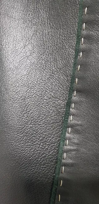 Falda de piel negra con cinturón beige