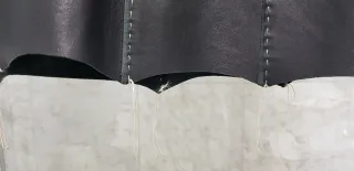 Falda de piel negra con cinturón beige