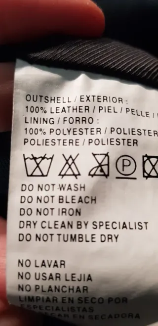 Falda de piel negra con cinturón beige