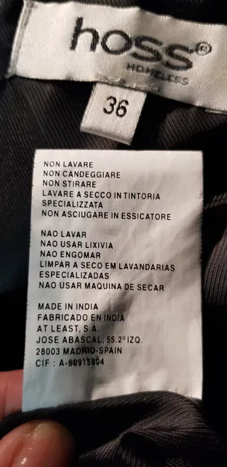 Falda de piel negra con cinturón beige