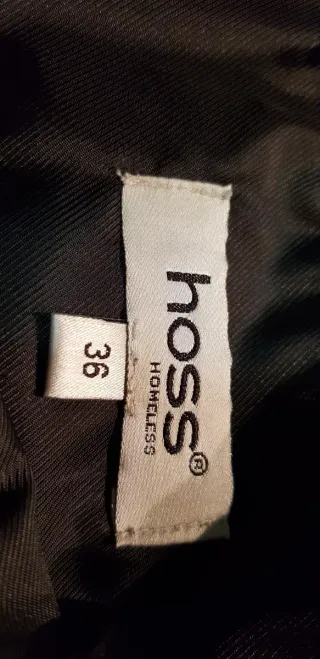 Falda de piel negra con cinturón beige