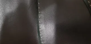 Falda de piel negra con cinturón beige