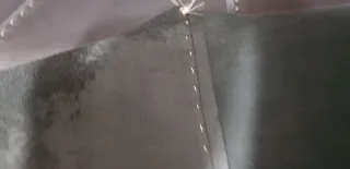 Falda de piel negra con cinturón beige