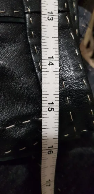 Falda de piel negra con cinturón beige