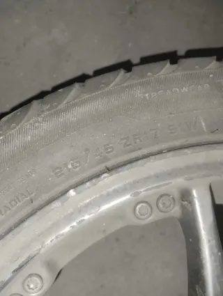 Llanta 17 DOTZ  Están las 4 llantas con 4 gomas