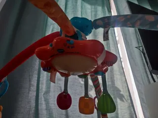 Gimnasio para bebé con arco y juguetes