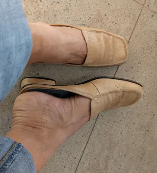 Zapatos destalonados de cuero gofrado, color beig.