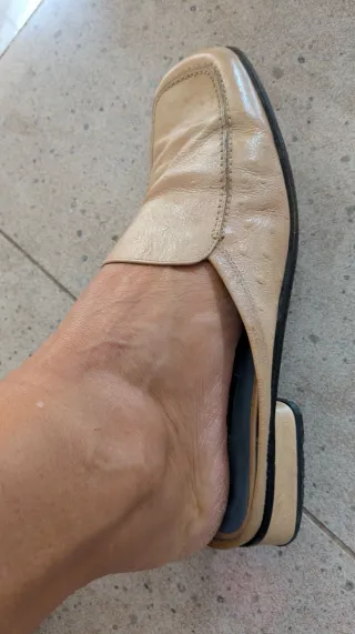 Zapatos destalonados de cuero gofrado, color beig.