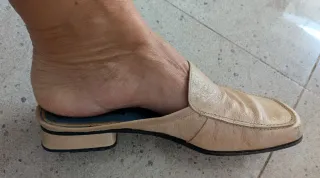 Zapatos destalonados de cuero gofrado, color beig.