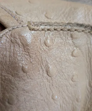 Zapatos destalonados de cuero gofrado, color beig.