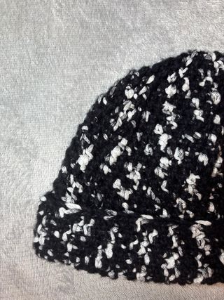 Cappellino uncinetto nero e bianco