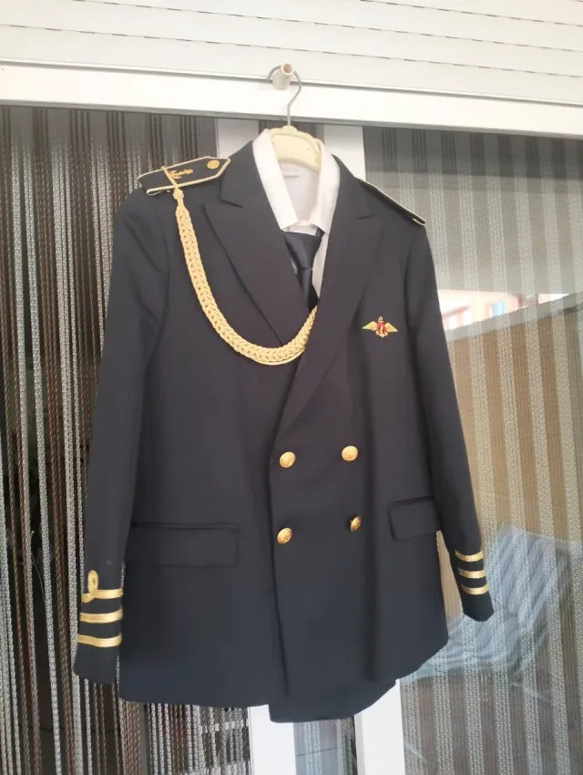 Traje de comunión azul y dorado