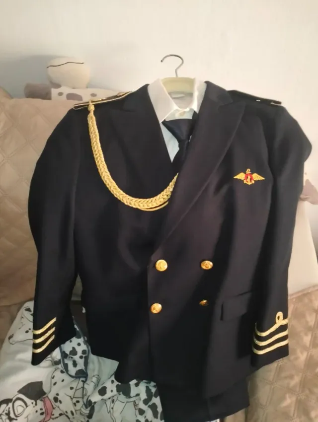 Traje de comunión azul y dorado