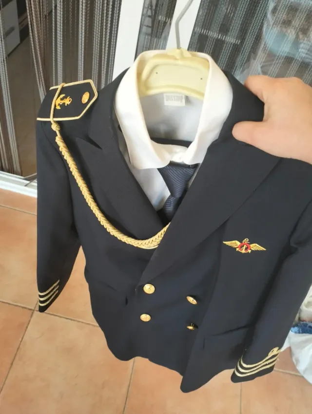 Traje de comunión azul y dorado