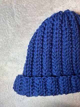 Cappellino uncinetto blu