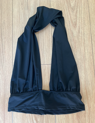 Top halter negro cruzado al cuello