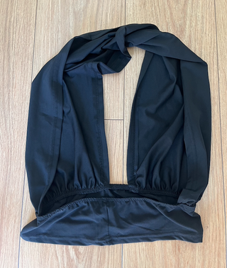 Top halter negro cruzado al cuello