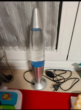 Lámpara de lava azul y plateada