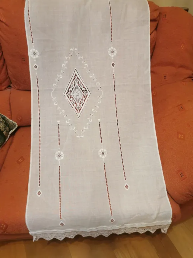 Visillo de lino bordado 142x55 cm