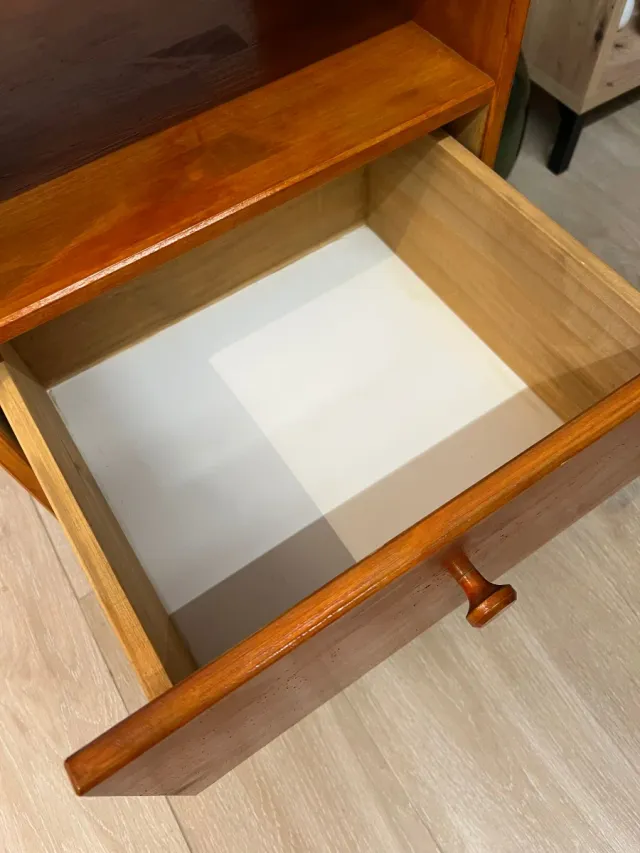 Mesita de noche de madera