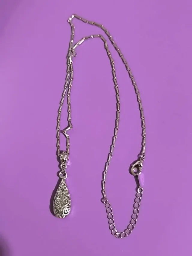 Ciondolo in argento con design a lacrima in filigrana