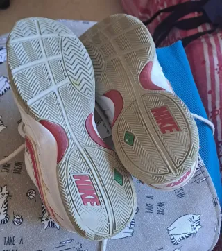 Zapatillas Nike Blancas con Detalles fucsia