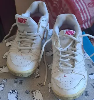 Zapatillas Nike Blancas con Detalles fucsia