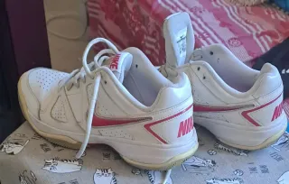 Zapatillas Nike Blancas con Detalles fucsia