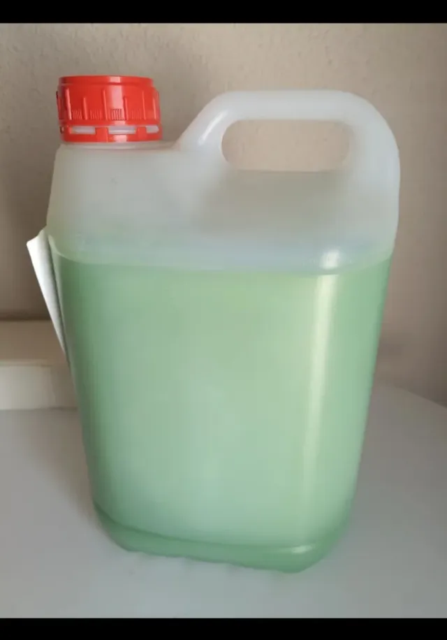 Garrafa champú neutro verde.