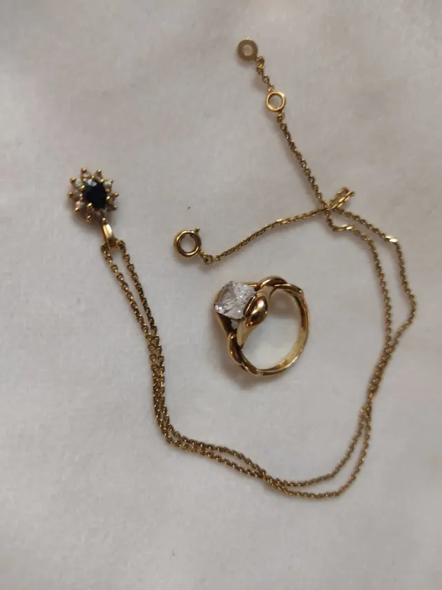 Lote de bijuteria antiga: anel e colares