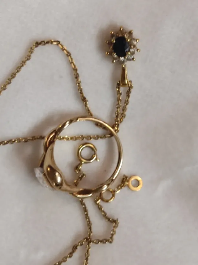 Lote de bijuteria antiga: anel e colares