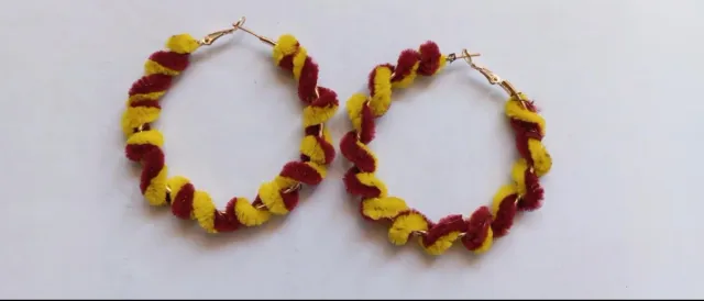 Aros de terciopelo rojo y amarillo