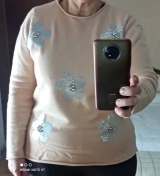 Jersey con flores plateadas