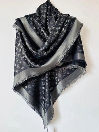 Sciarpa Louis Vuitton monogram nera e argento.