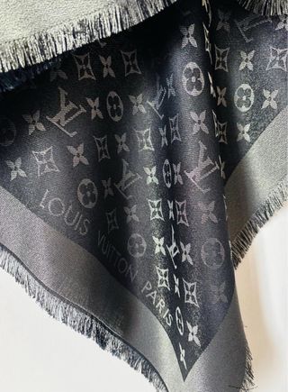 Sciarpa Louis Vuitton monogram nera e argento.