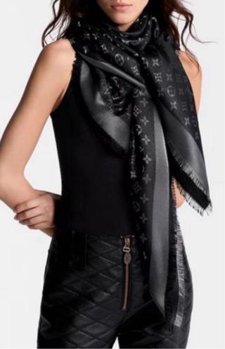 Sciarpa Louis Vuitton monogram nera e argento.