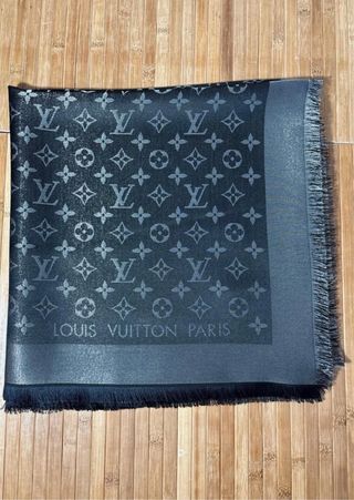 Sciarpa Louis Vuitton monogram nera e argento.