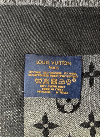 Sciarpa Louis Vuitton monogram nera e argento.